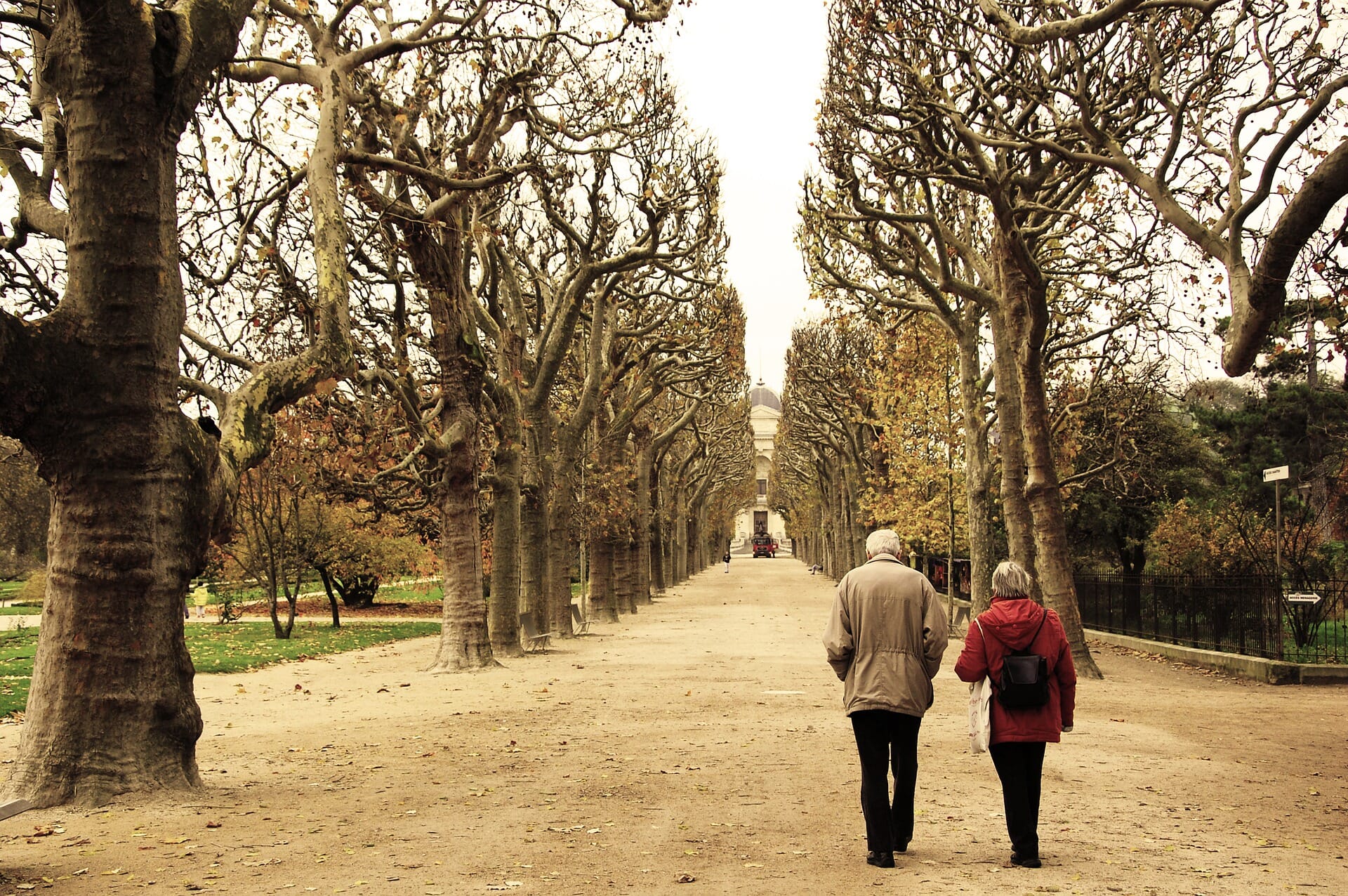 Pareja Paseando - Grupo Vitalicio